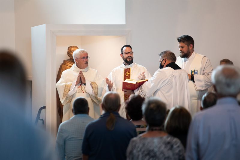 2021-06-06-fr-ray-first-mass-0057.jpg