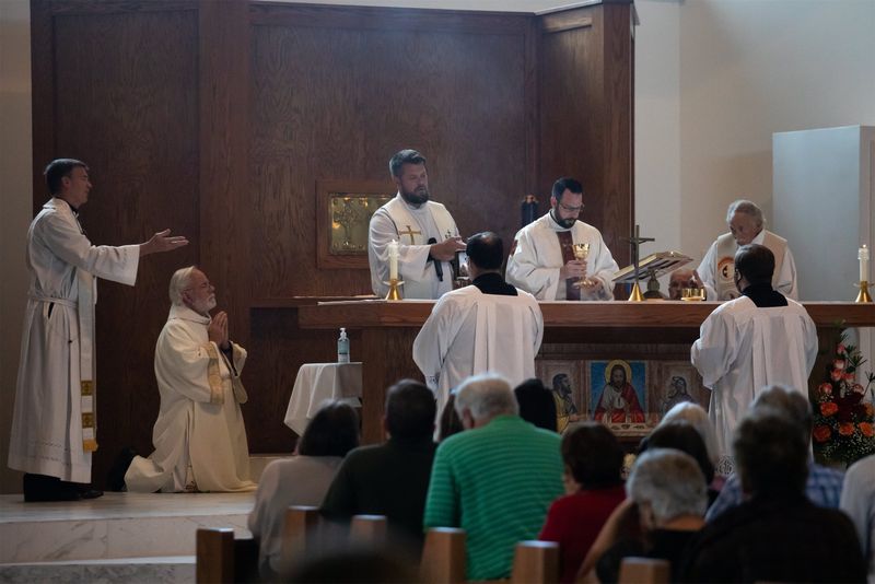 2021-06-06-fr-ray-first-mass-0165.jpg