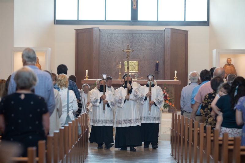 2021-06-06-fr-ray-first-mass-0315.jpg