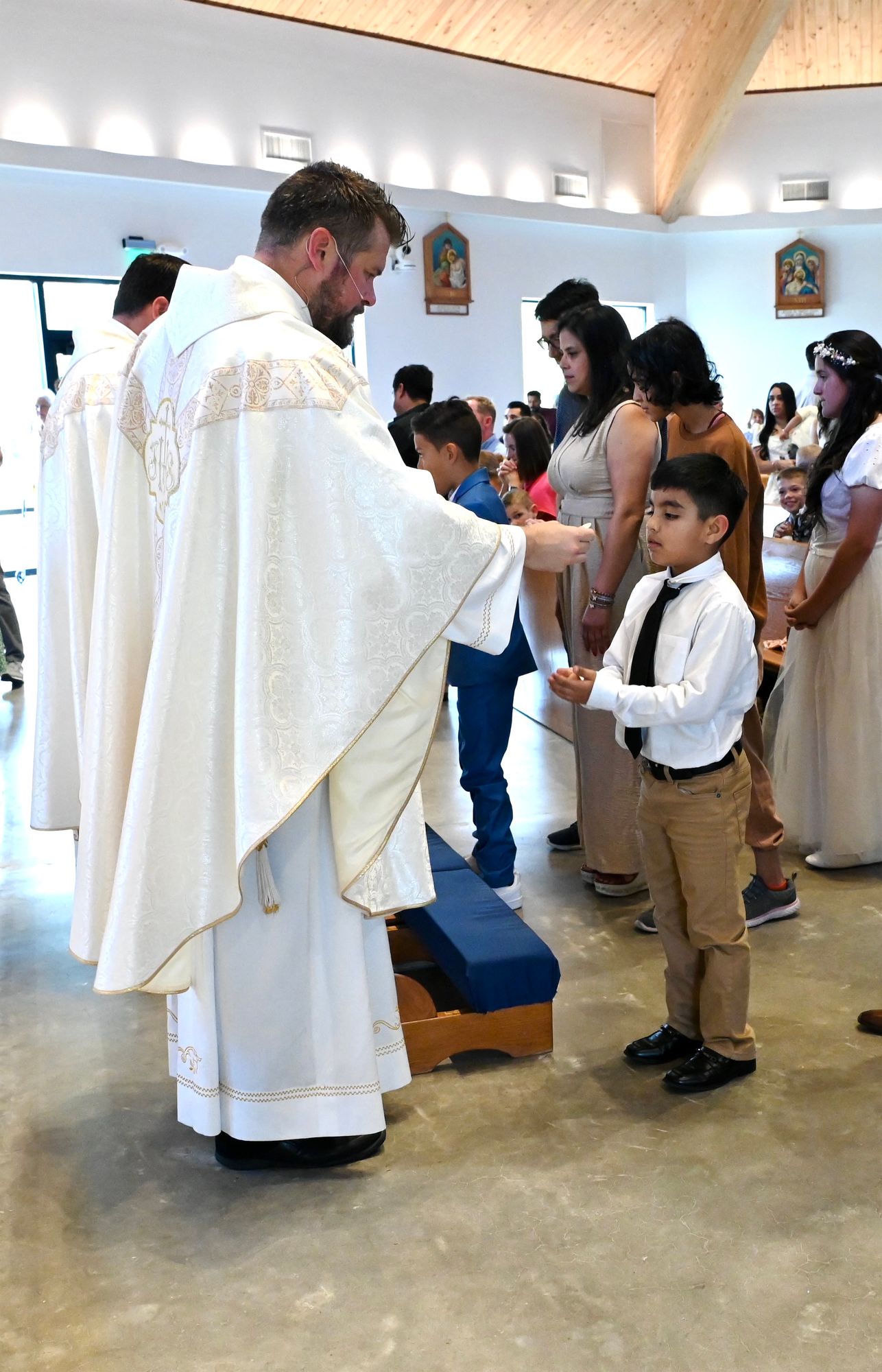 2025-04-05-first-communion-mass-0547.jpg