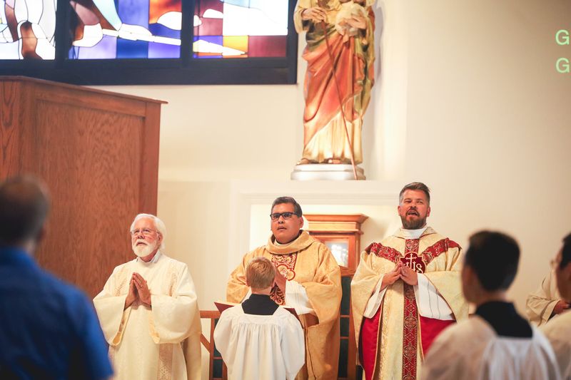 2025-11-23-fr-fernando-first-mass-0040.jpg