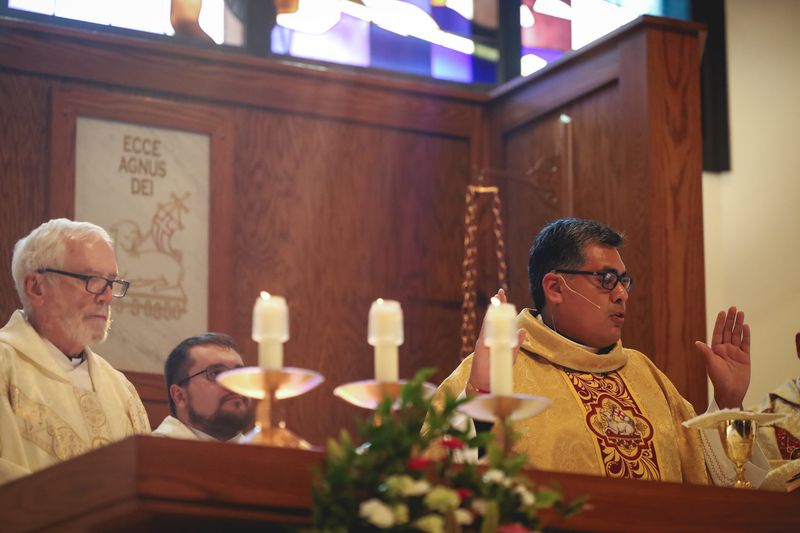 2025-11-23-fr-fernando-first-mass-0093.jpg