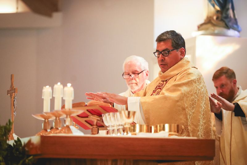 2025-11-23-fr-fernando-first-mass-0100.jpg