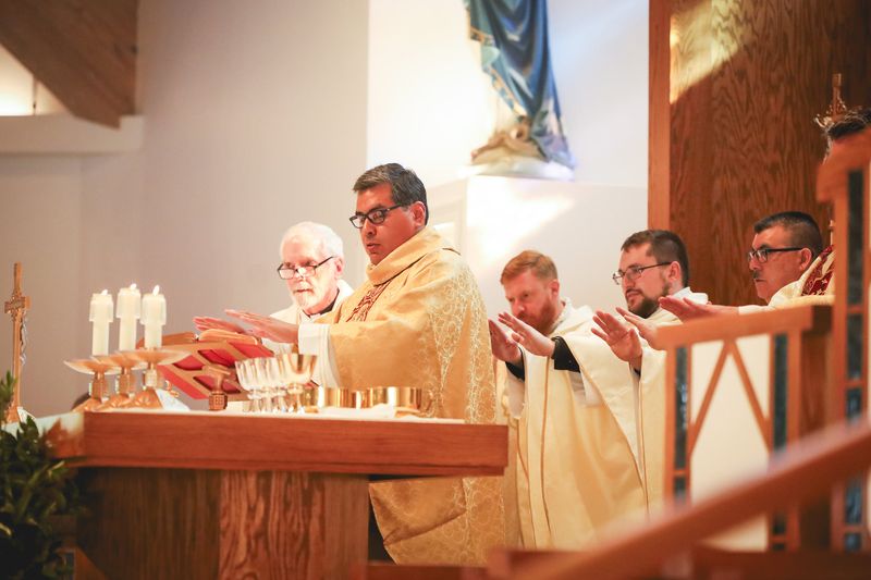2025-11-23-fr-fernando-first-mass-0101.jpg